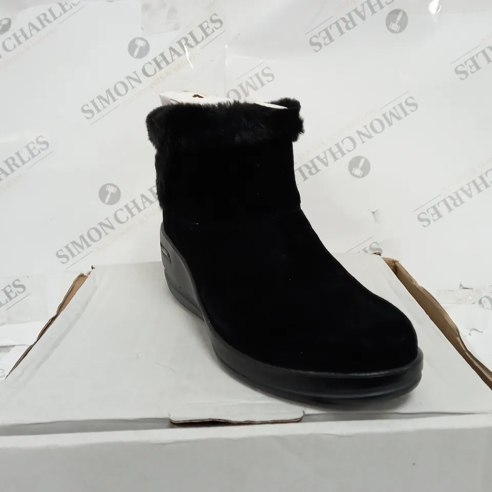 BOXED SKECHERS WEDGE BOOTS, BLACK - SIZE 3.5
