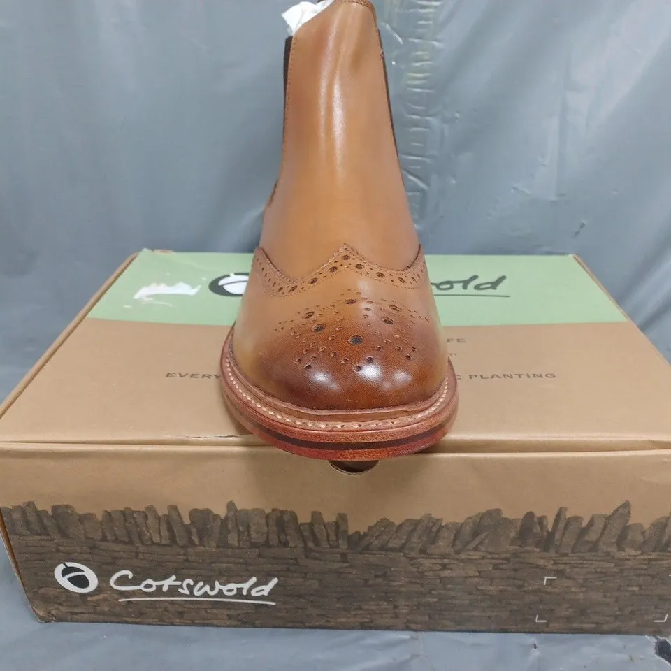 BOXED PAIR OF COTSWOLD SIDDINGTON LEATHER BOOTS IN BROWN SIZE UK 11