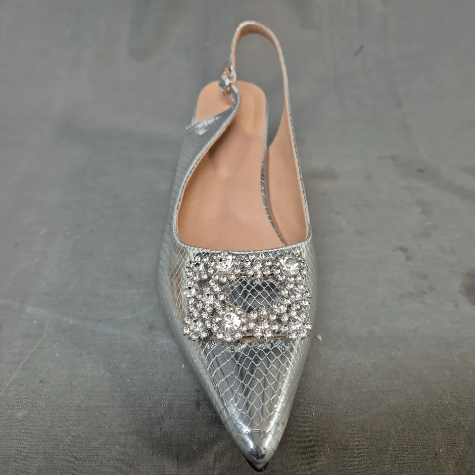 BOXED PAIR OF DESIGNER POINTED TOE BLOCK HEEL SHOES IN METALLIC SILVER W. JEWEL DETAIL EU SIZE 43