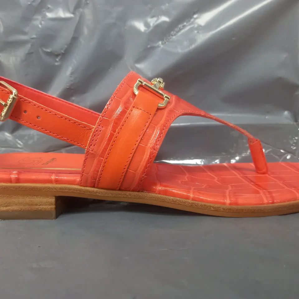 BOXED PAIR OF DUNE LONDON TOE-POST SANDALS IN ORANGE SIZE 7