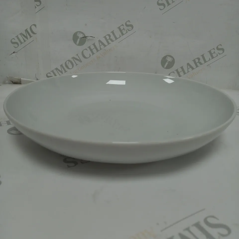 BOX OF 4 WHITE CURVED PLATES - COLLECTION ONLY