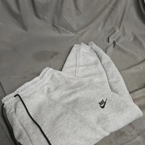 NIKE SWEATPANTS – STANDARD FIT MID RISE FULL LENGTH SIZE 2XL