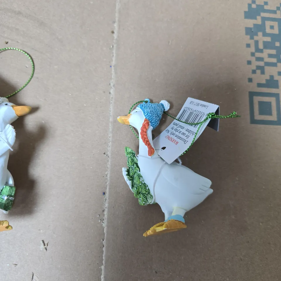 BOX OF ASSORTED GISELA GRAHAM SMALL SWAN DECORATIONS 