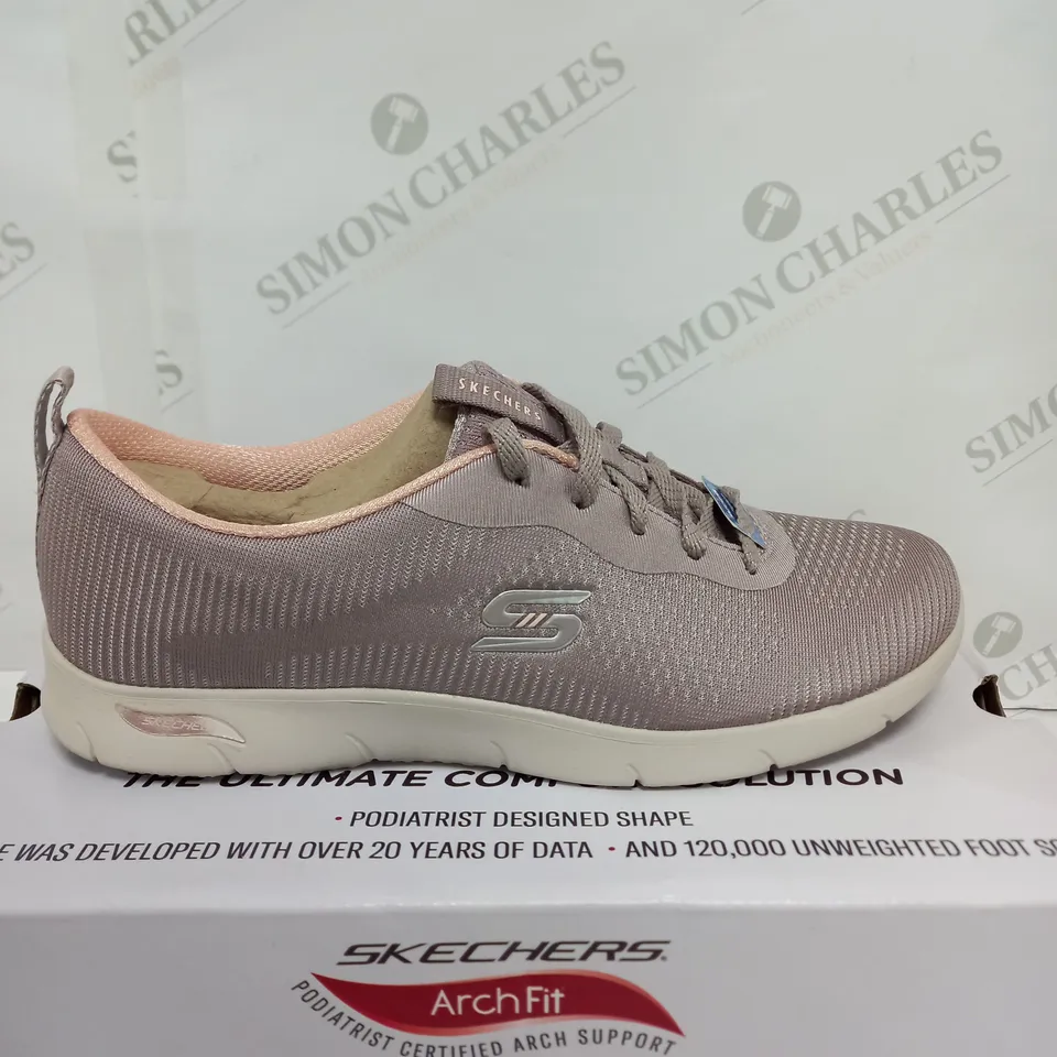BOXED PAIR OF KSETCHERS PINK TRAINERS SIZE 5