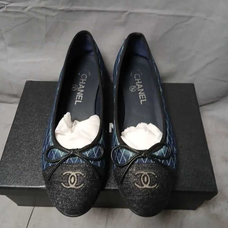 CHANEL DENIM-PATTERN BALLET FLATS – WOMEN'S UK 6.5 (EU 39) – BLUE/BLACK