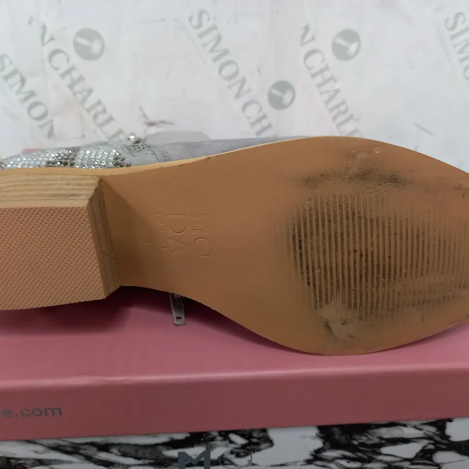 BOXED MODA IN PELLE KATREENA SUEDE HEEL BOOTS IN DARK GREY - EU 39