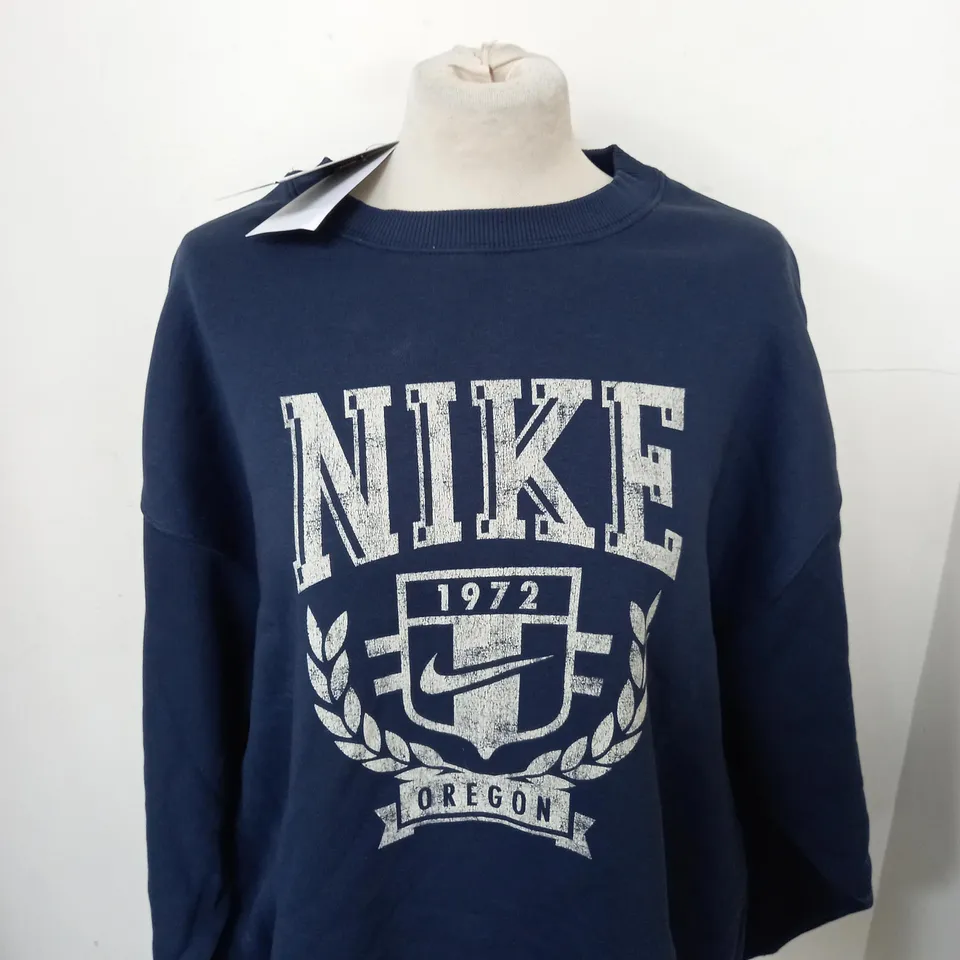 NIKE GRAPHIC SWEATSHIRT IN NAVY XS