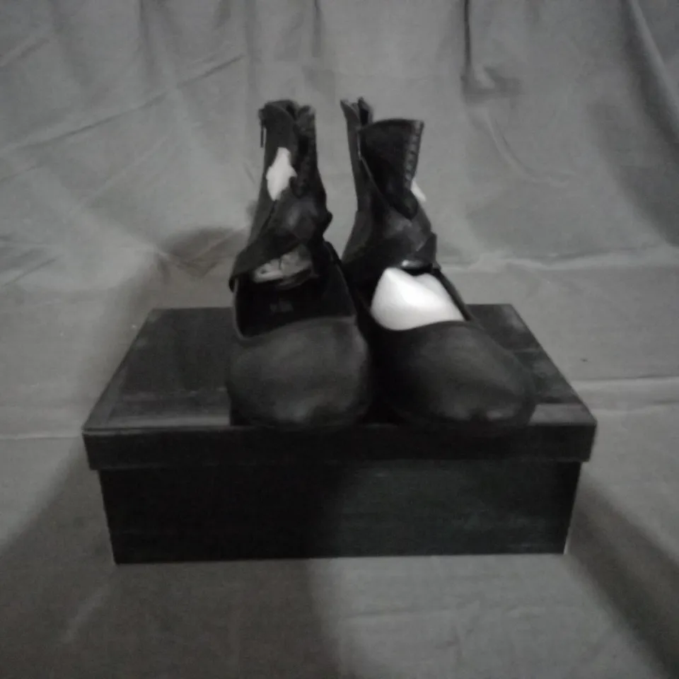 APPROXIMATELY 11 BOXED PAIRS OF MODA CLASS BLACK SHOES IN VARIOUS SIZES TO INCLUDE SIZE 5
