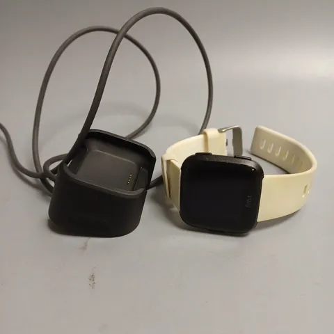 FITBIT VERSA HEALTH/FITNESS TRACKER SMART WATCH WITH RUBBER STRAP