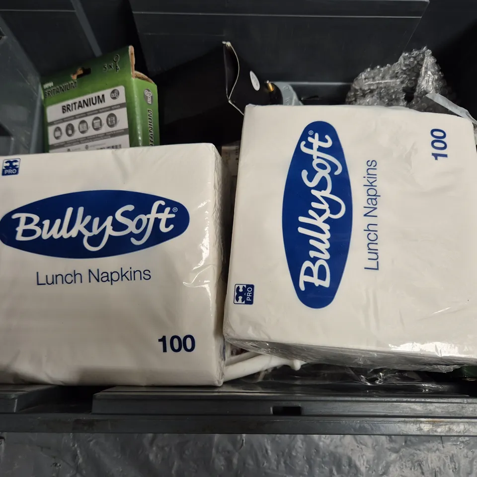 APPROXIMATELY 12 ASSORTED HOUSEHOLD ITEMS TO INCLUDE BULKYSOFT LUNCH NAPKINS, AROMA DIFFUSER, AIRUP FRESH FUSION BACK, ETC
