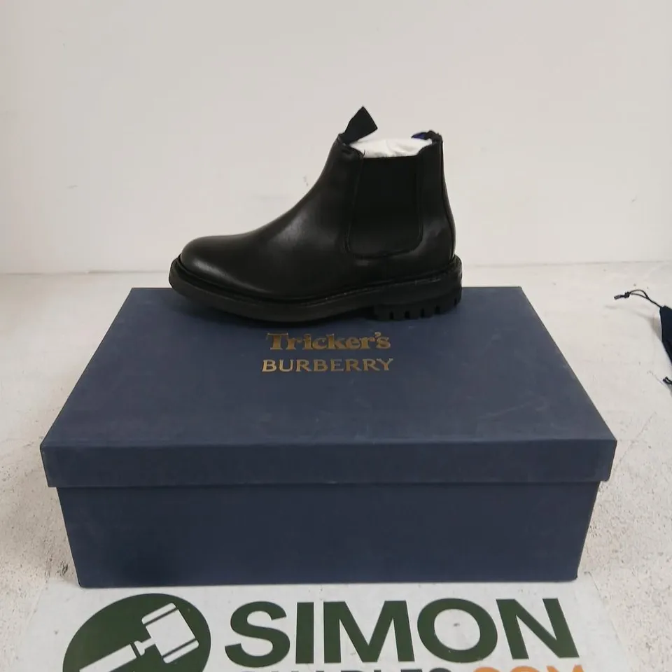 TRICKER'S FOR BURBERRY ANKLE BOOTS – BLACK LEATHER CHELSEA BOOT WITH RUBBER SOLE