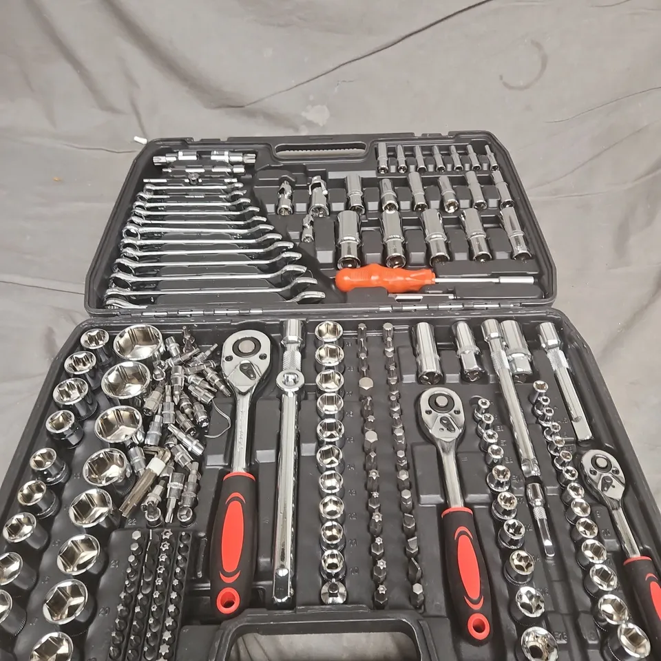 216 PIECE SOCKET WRENCH SET IN CARRY CASE WITH SOCKETS, BITS AND TWO RATCHETS