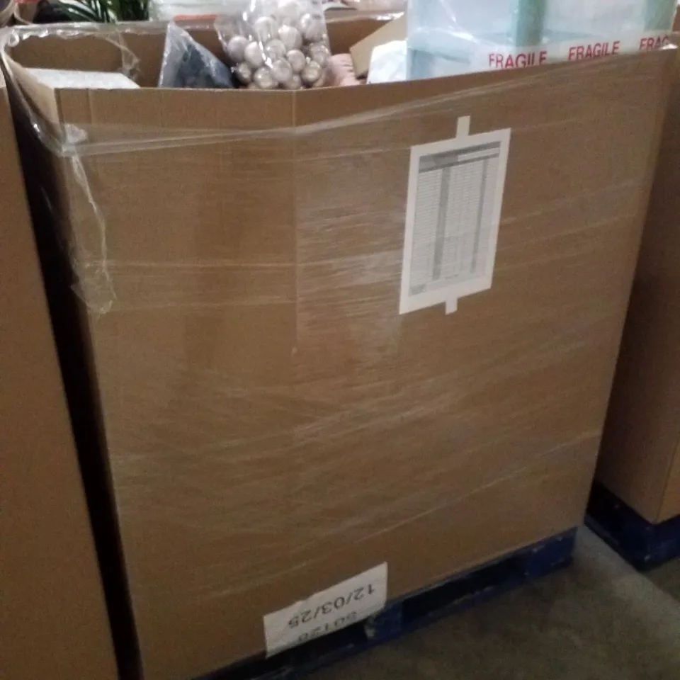 PALLET CONTAINING APPROXIMATELY 37 PRODUCTS INCLUDING PILLOWS, GARDEN ORNAMENT, DUVET, STORAGE TUBS & BABY BATH SUPPORT 