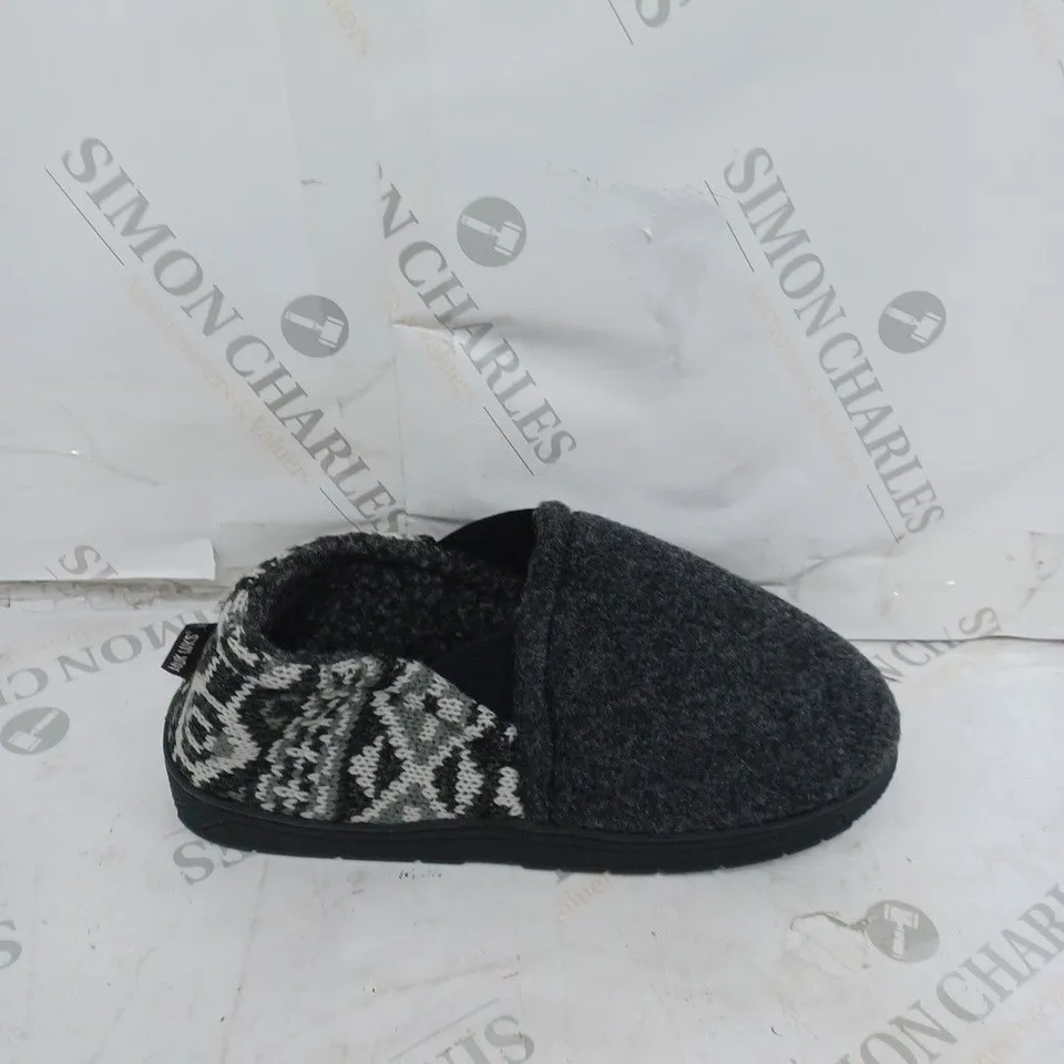 PAIR OF MENS KNITETD SLIPPERS SIZE 7-8