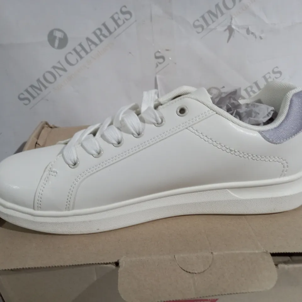 BOXED PAIR OF LEVIS WHITE SHOES SIZE 7.5