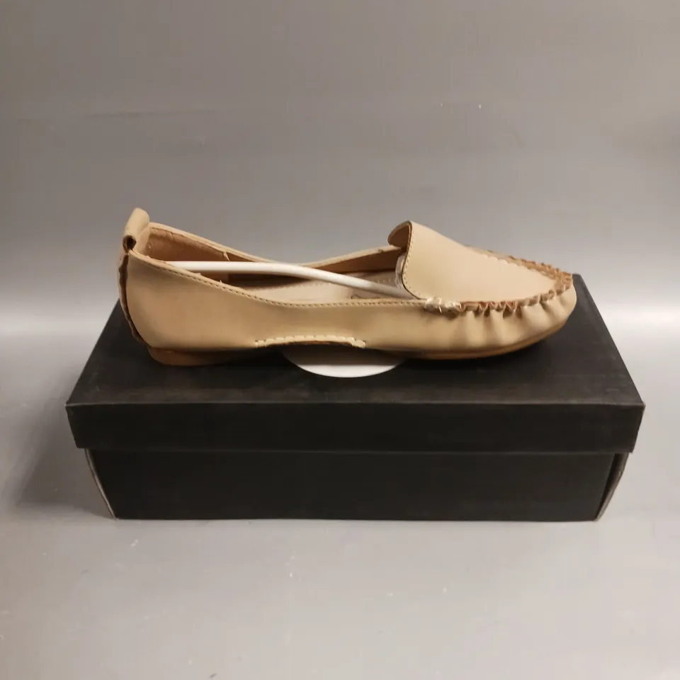 BOXED PAIR OF NOVO EDNA SLIP ON SANDALS IN NUDE - 7