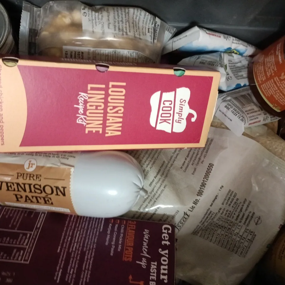 APPROXIMATELY 10 ASSORTED FOOD AND DRINK ITEMS TO INCLUDE CHILLI SAUCE, CANNELLINI BEANS, ETC