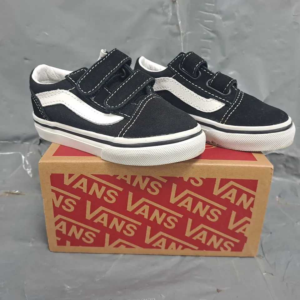 BOXED PAIR OF VANS OLD SKOOL V INFANT SHOES IN BLACK/WHITE SIZE UK 5.5