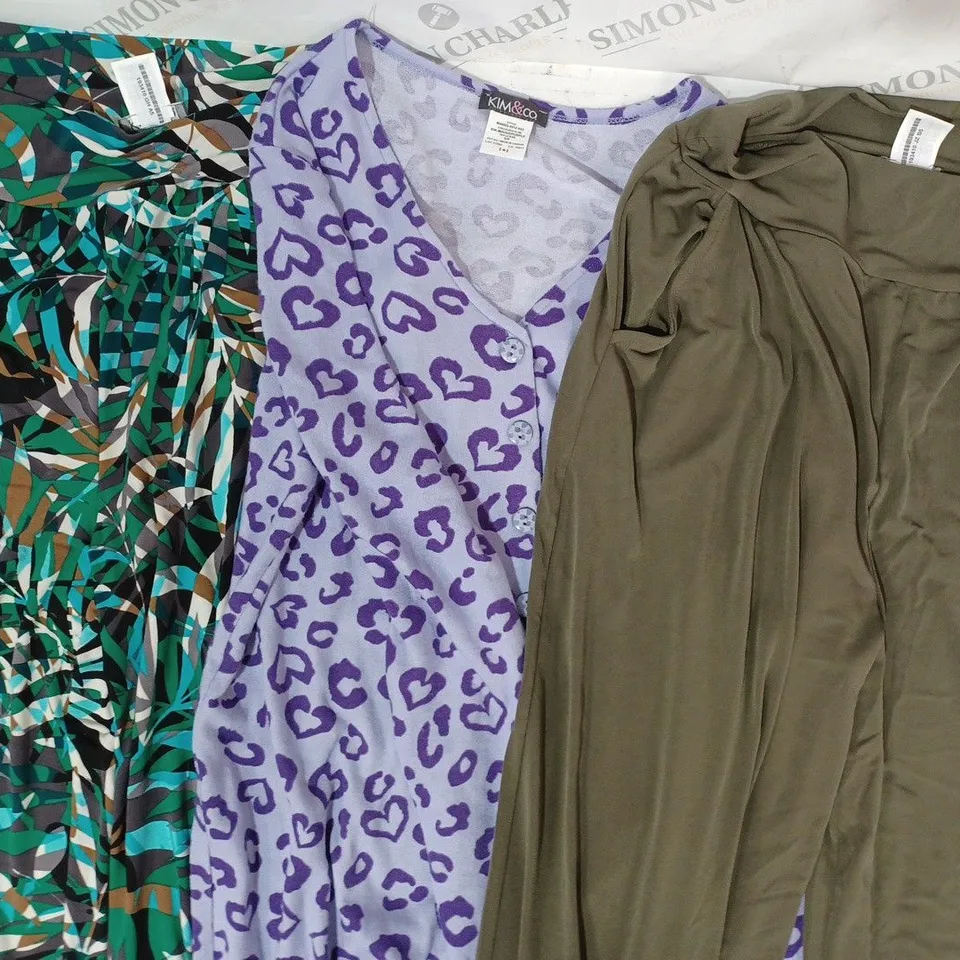 BOX OF APPROXIMATELY 10 ASSORTED CLOTHING ITEMS IN VARIOUS STYLES AND SIZES TO INCLUDE CENTIGRADE, KIM & CO, ETC