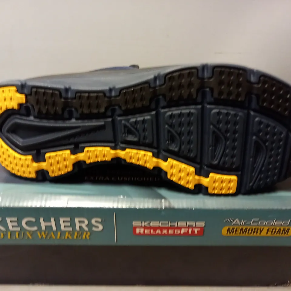 BOXED PAIR OF SKECHERS D LUX WALKERS IN NAVY TRAINER - SIZE 10