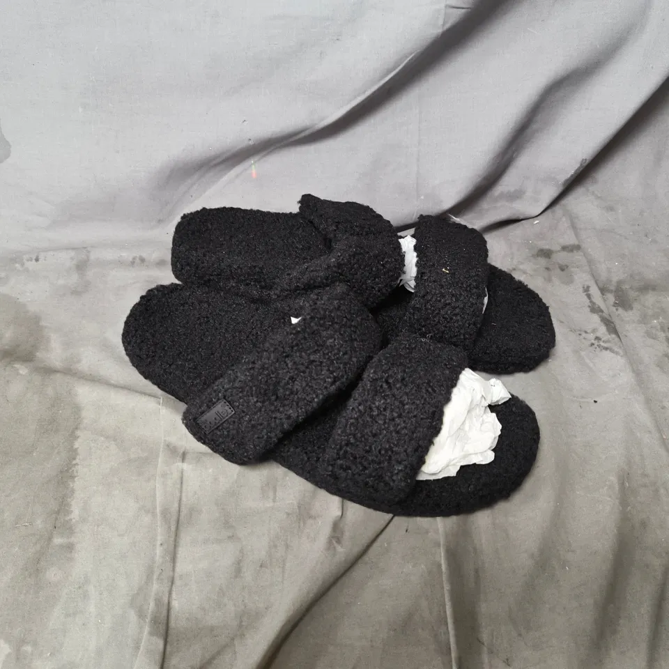 UNBOXED THE OODIE BLACK FLUFFY DOUBLE-STRAP SLIPPERS – SIZE 42/43