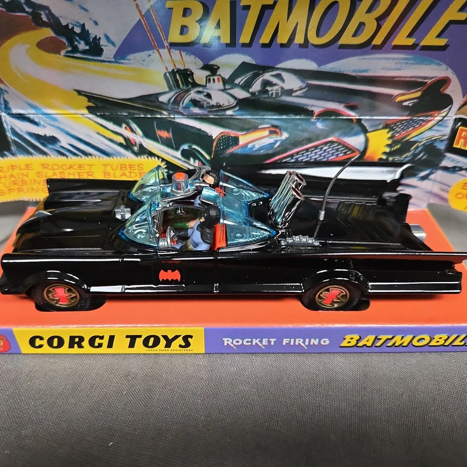 CORGI ROCKET FIRING - BATMOBILE WITH BATMAN AND ROBIN - 267