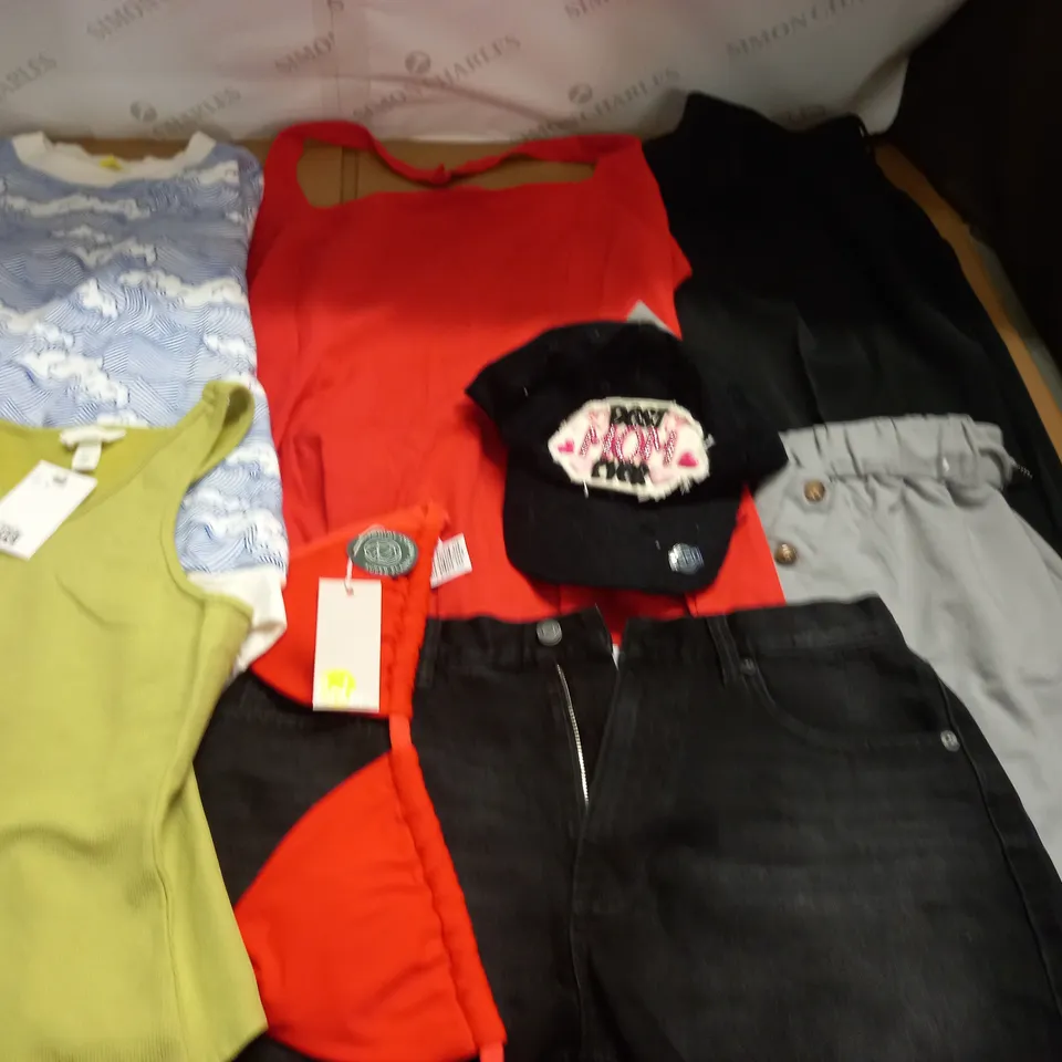 LARGE QUANTITY OF ASSORTED CLOTHING ITEMS TO INCLUDE PICKLE, H&M AND BODEN 