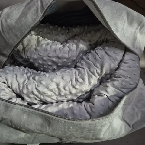 MELLIE LUXURY 8.2KG KING DUVET WEIGHTED INSERT - NAVY/CREAM WITH SILVER/TEAL - NEW