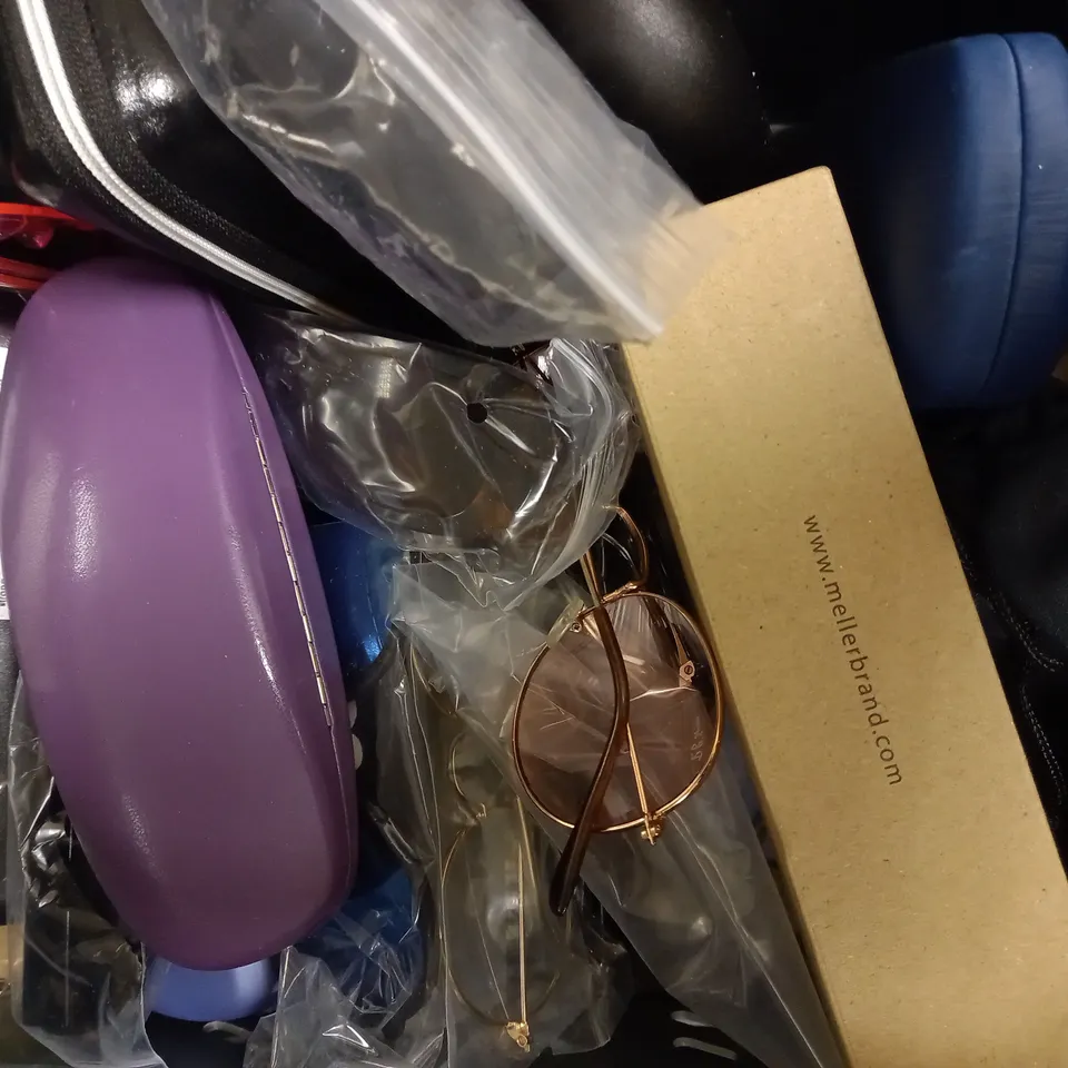 LOT OF APPROXIMATELY 20 ASSORTED EYEWEAR ITEMS, TO INCLUDE SPECTACLES, SUNGLASSES, CASES, ETC