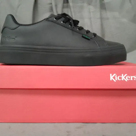 BOXED PAIR OF KICKERS SHOES IN BLACK EU SIZE 39