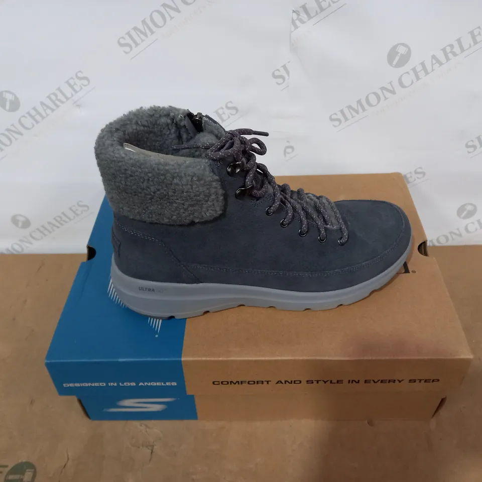 BOXED PAIR OF SKECHERS - SIZE 7