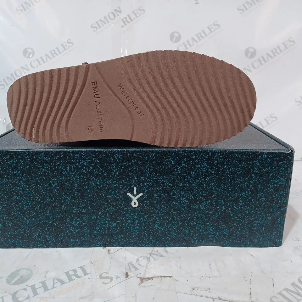 BOXED PAIR OF EMU AUSTRALIA BIRDWOOD BOOTS, OAK - SIZE 6