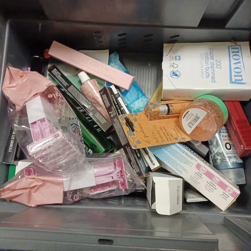BOX OF APPROX 20 ASSORTED HEALTH AND BEAUTY ITEMS TO INCLUDE - AUDEN AGE DEFENCE FACE CREAM - SAPA BODY WASH BAR GRUUM - NATURE SPELL NATURAL ROSEMARY OIL ECT