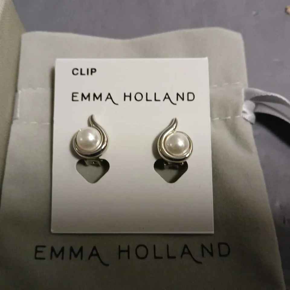 BOXED PAIR OF EMMA HOLLAND EARRINGS