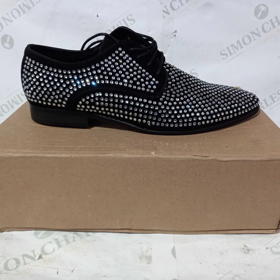 BOXED PAIR OF ASOS DESIGN SHOES IN BLACK WITH JEWEL EFFECT UK SIZE 9