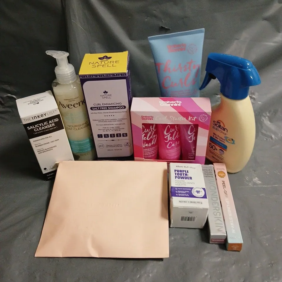 APPROXIMATELY 20 ASSORTED HEALTH & BEAUTY PRODUCTS TO INCLUDE NATURE SPELL CURL ENHANCING SHAMPOO, WONDERSKIN LIP STAIN, UMBERTO GIANNINI CURL STARTER KIT, ETC