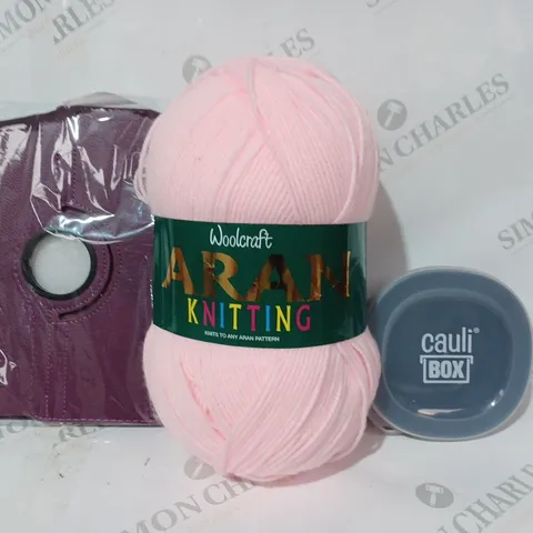 BOX OF APPROXIMATELY 10 ASSORTED HOUSEHOLD ITEMS TO INCLUDE CAULI BOX, ARAN KNITTING YARN, TABLET CASE, ETC