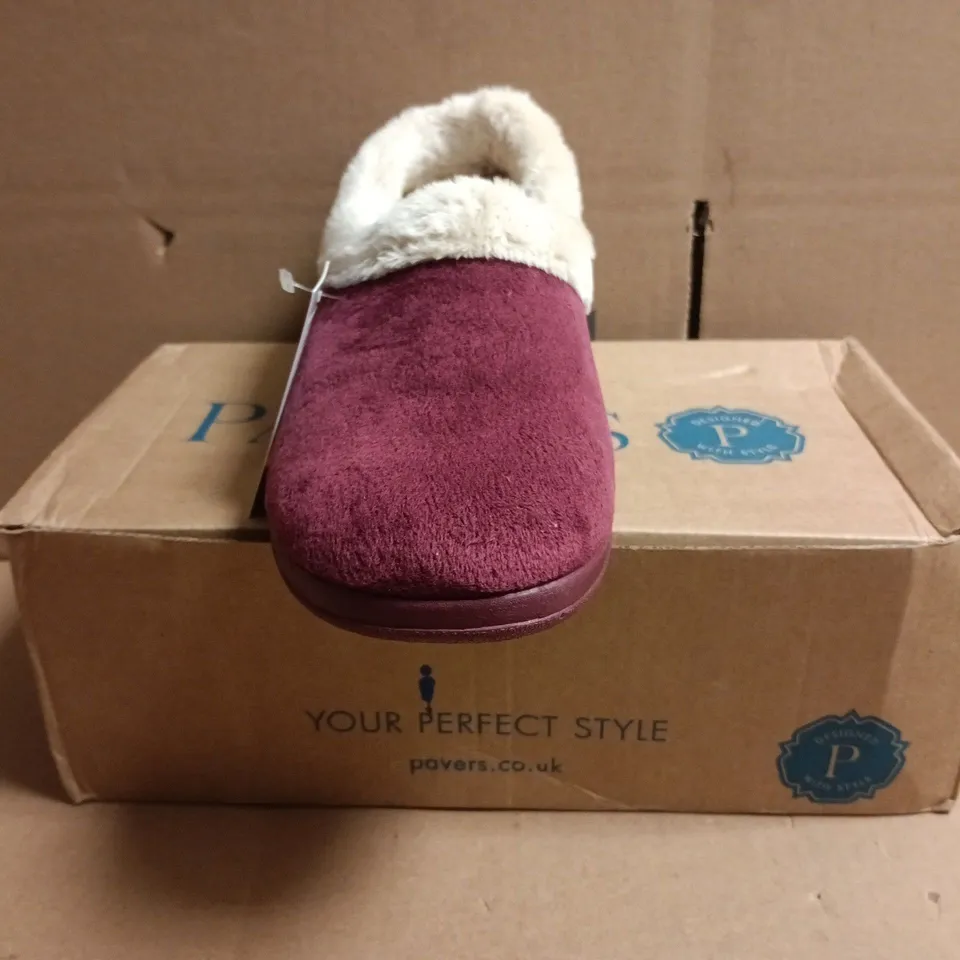 BOXED PAIR OF PAVERS SLIPPERS IN BURGUNDY SIZE 5