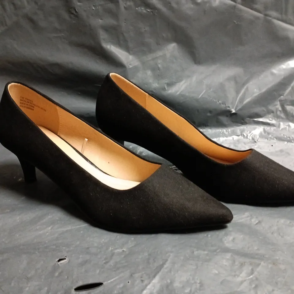 BOXED PAIR OF PAPAYA COMFORT POINTED TOE LOW SLIP-ON HEELS IN BLACK SIZE 7