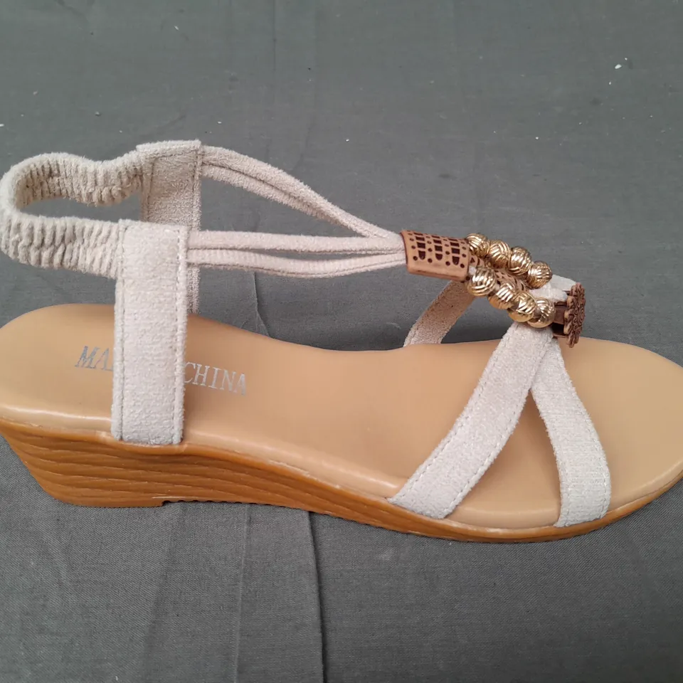 PAIR OF BEIGE SANDALS WITH GOLD EMBELLISHMENT SIZE EU 39