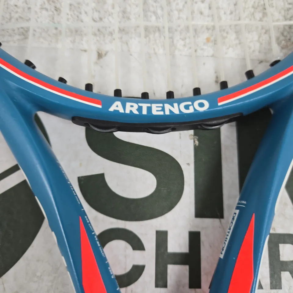 ARTENGO TENNIS RACKET – BLUE WITH RED ACCENTS 