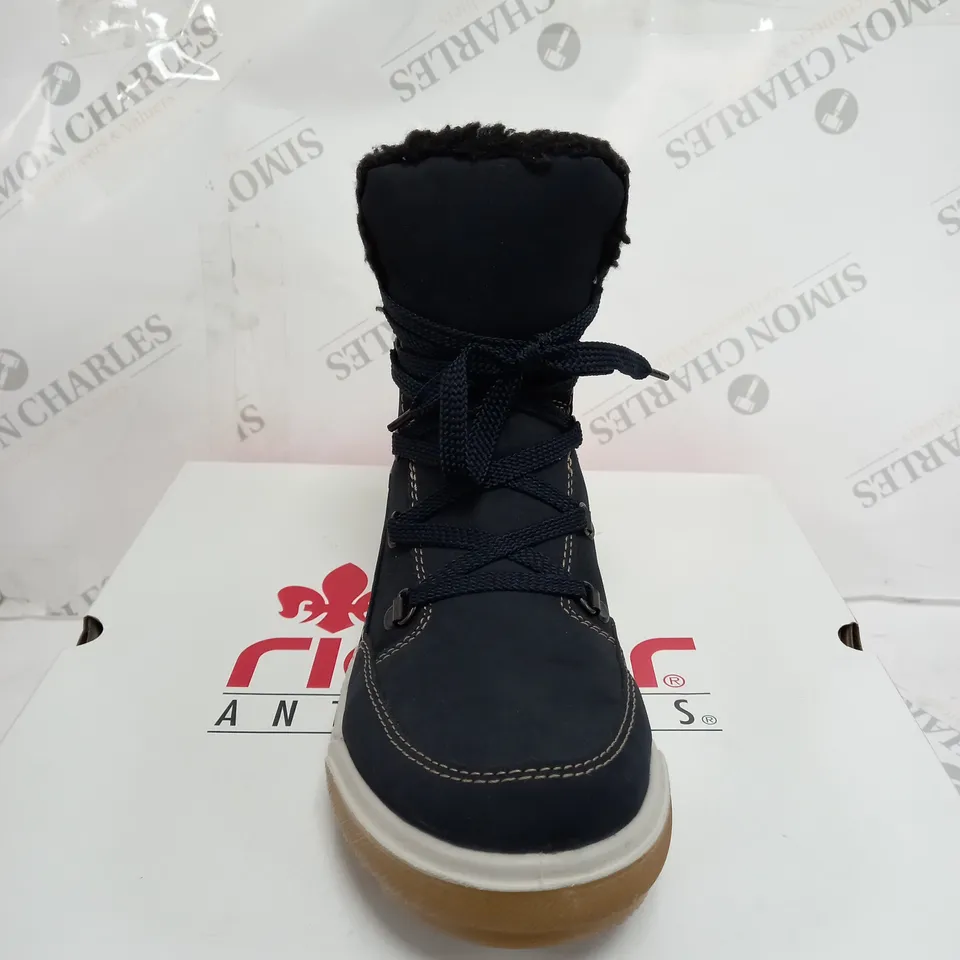 BOXED PAIR OF RIEKER WATER RESISTANT WARM LINED HIKING BOOTS, NAVY - SIZE 7.5