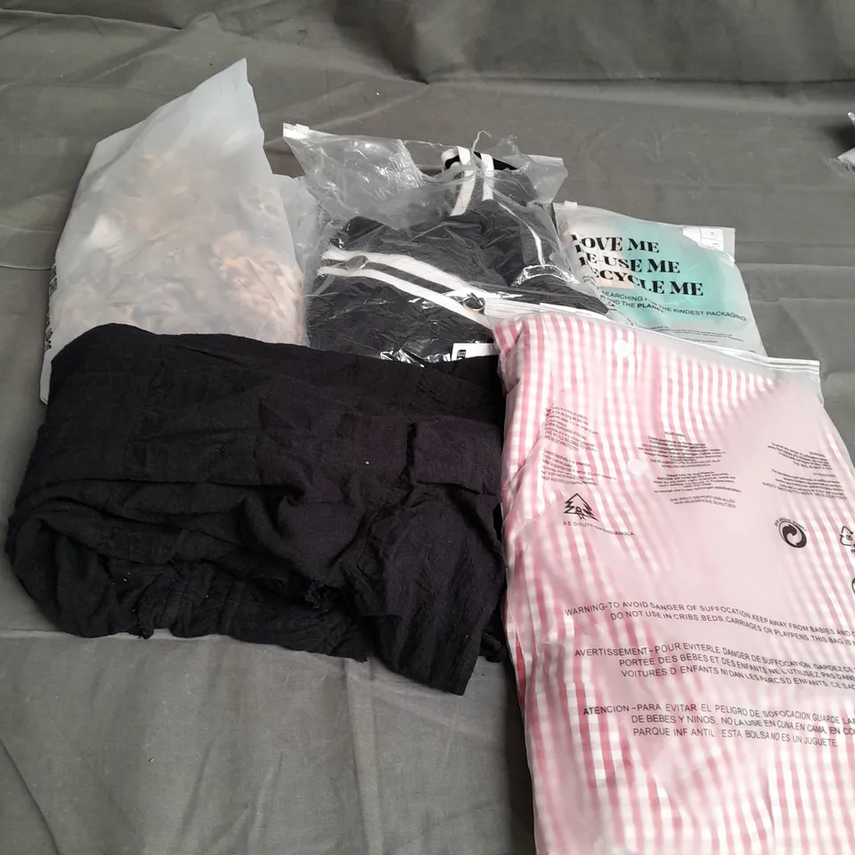 BOX OF APPROXIMATELY 25 ASSORTED CLOTHING ITEMS TO INCLUDE - T-SHIRT , TROUSERS , JEANS , ETC 