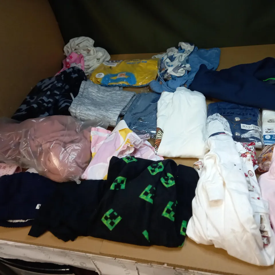 LOT OF APPROX 20 ASSORTED KIDS CLOTHING ITEMS TO INCLDE BABY GROWS, T-SHIRTS AND PANTS