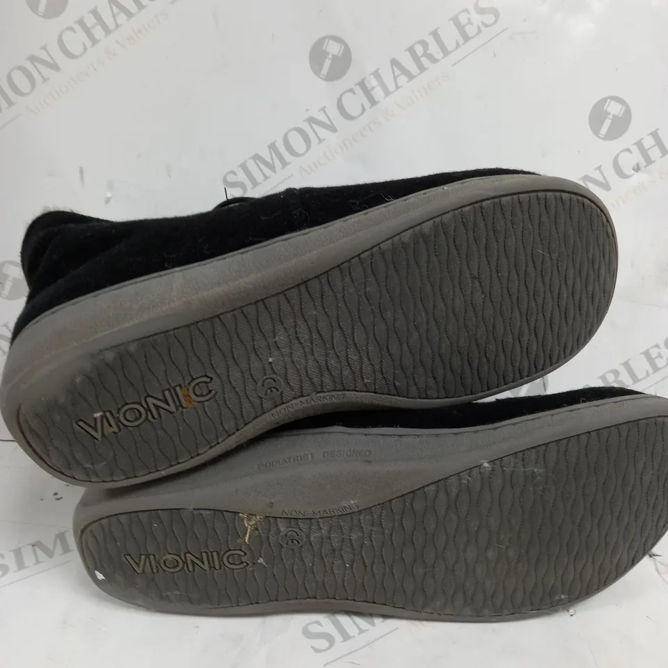 BOXED PAIR OF VIONIC BELIEVE SLIPPERS IN BLACK SIZE 7