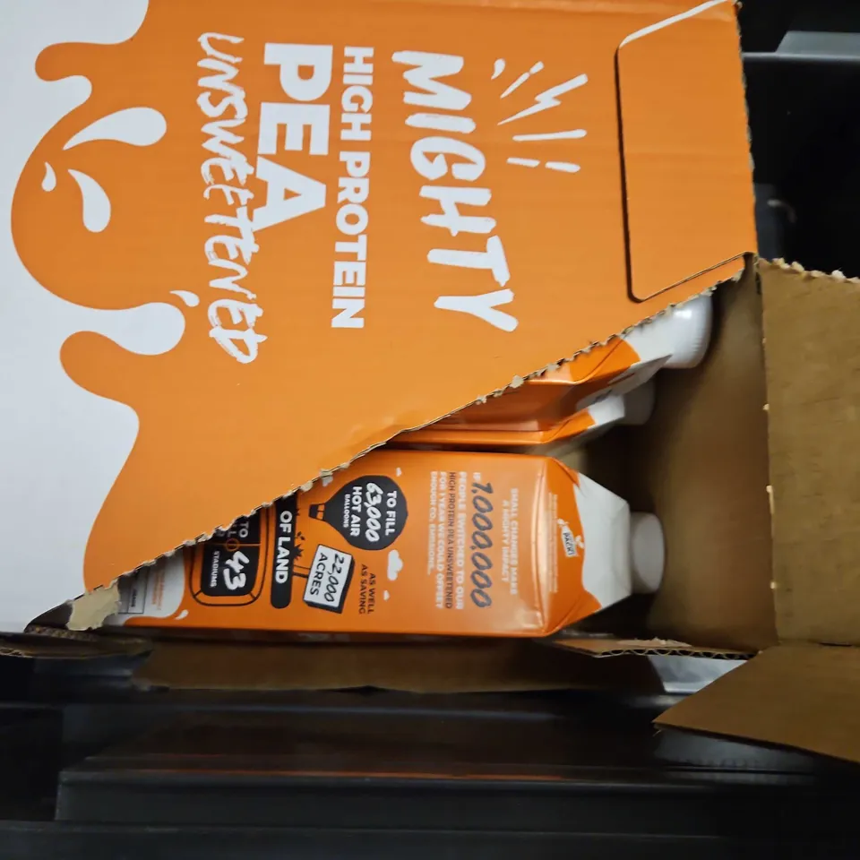 TOTE OF APPROXIMATELY 6 ASSORTED FOOD ITEMS TO INCLUDE - LUCOZADE , MIGHTY HIGH PROTEIN PEA UNSWEETENED 