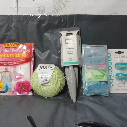 BOX OF APPROXIMATELY 15 ASSORTED ITEMS TO INCLUDE - FLEXY SOOTHER , HARRIS WALLS & CEILING , SCENTED WARDROBE DEHUMIDIFIER ETC