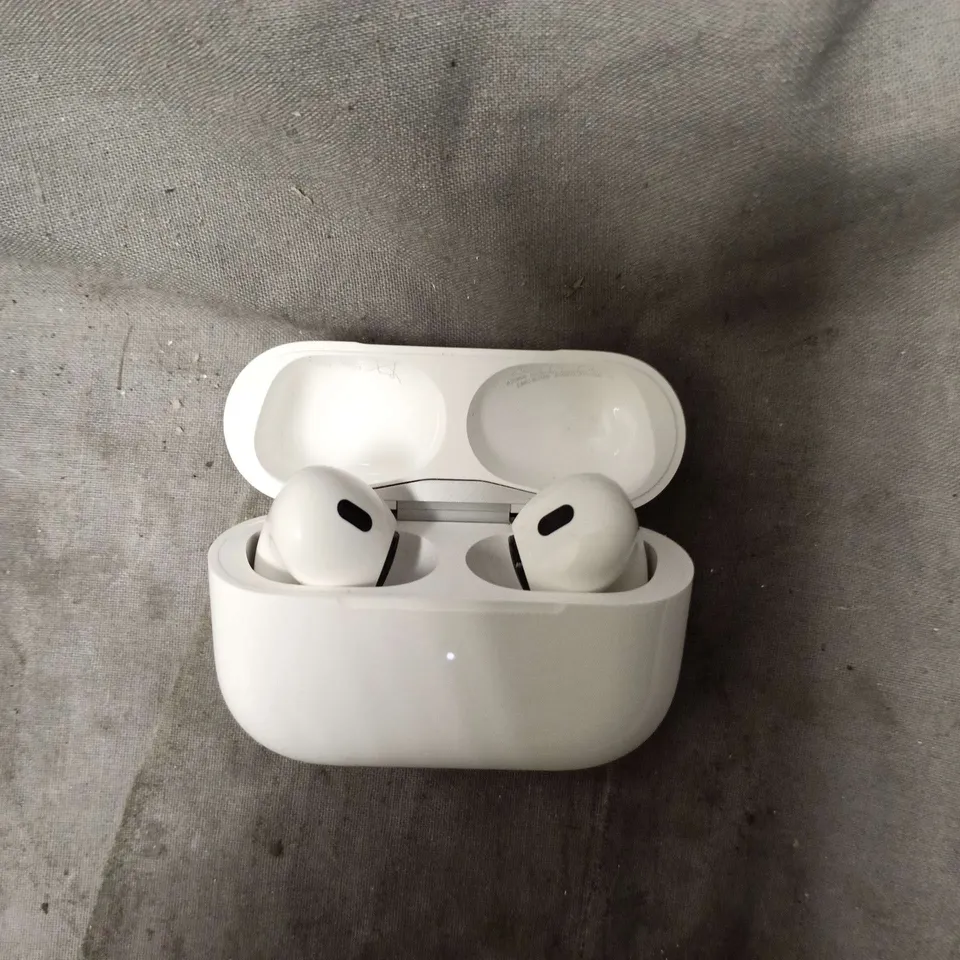 APPLE AIRPODS WIRELESS EARPHONES 