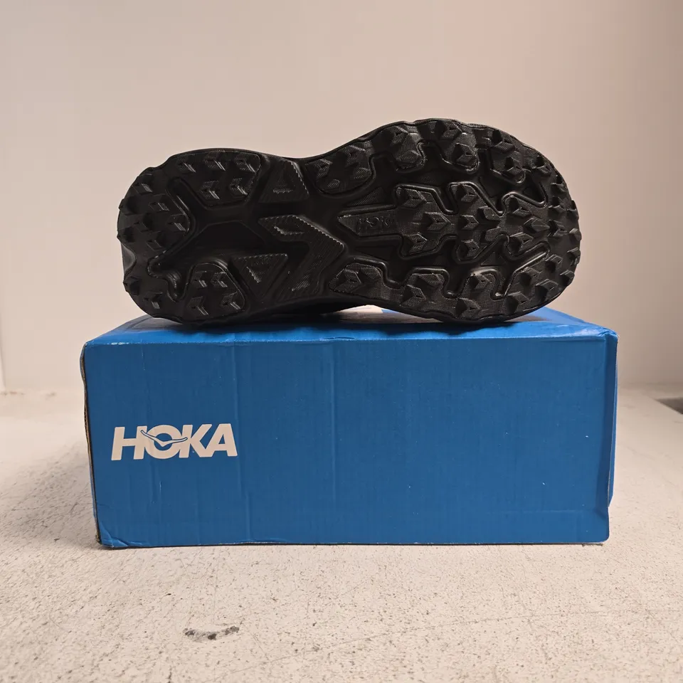 BOXED PAIR OF HOKA CHALLENGER 8 TRAINERS IN BLACK SIZE UK 6