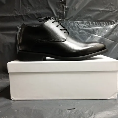 BOXED PAIR OF CONZURI RIESCO LACE UP SHOES IN BLACK SIZE UK 8
